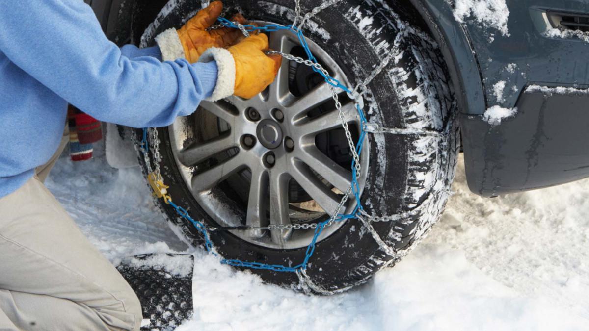 como-poner-colocar-cadenas-nieve-ruedas-facil-2