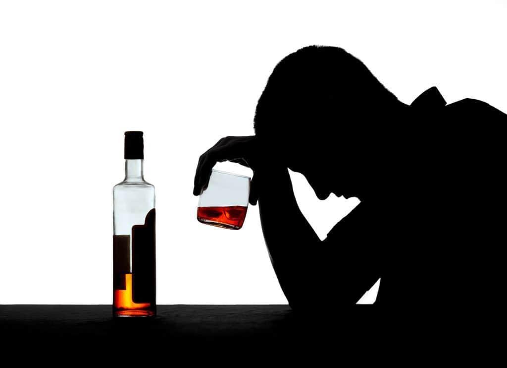 Los-signos-y-sintomas-del-alcoholismo-pueden-repercutir-en-el-entorno-mas-cercano-de-la-persona.jpg